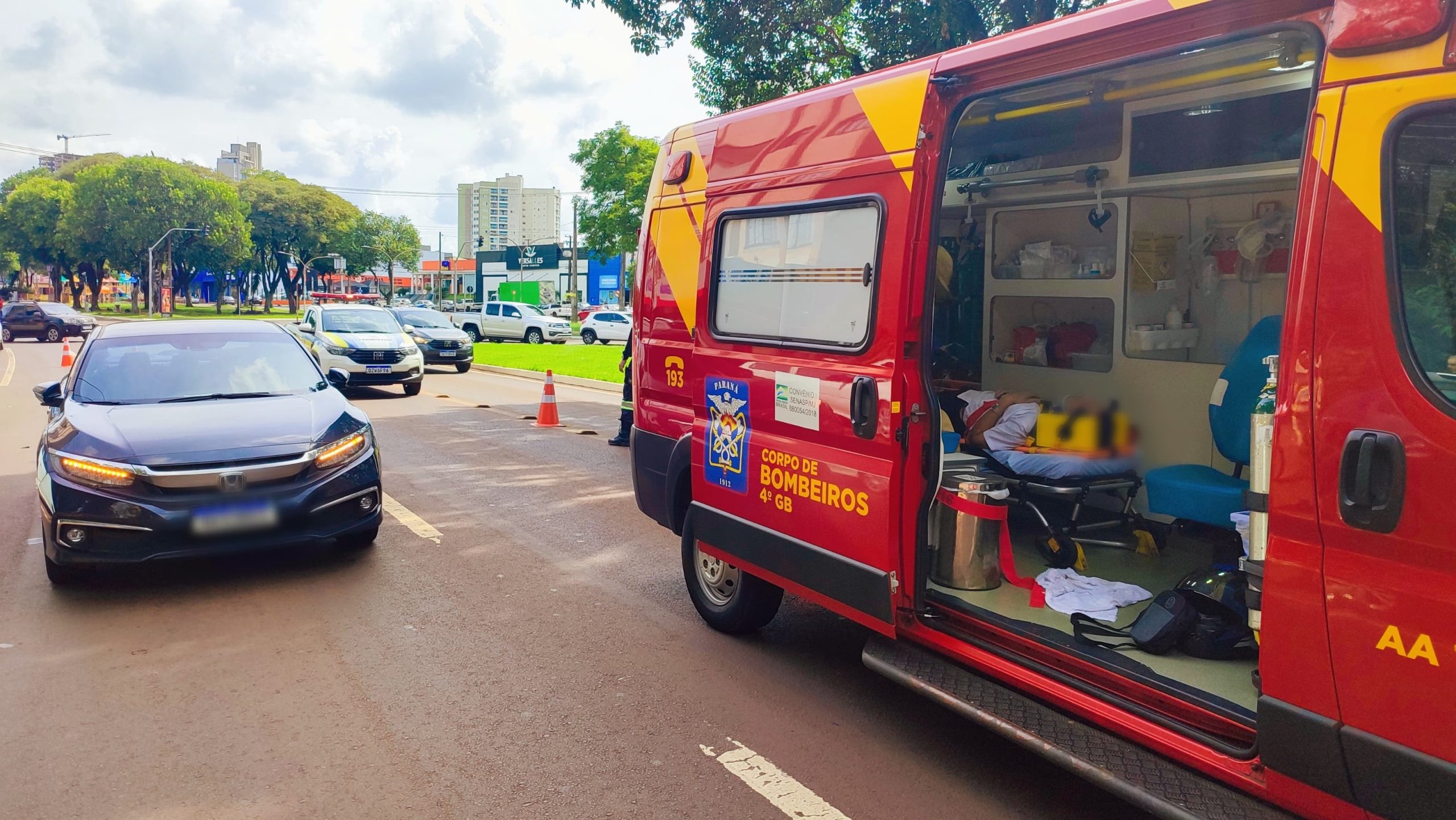 Motociclista é atendido pelo Siate após acidente na Avenida Brasil