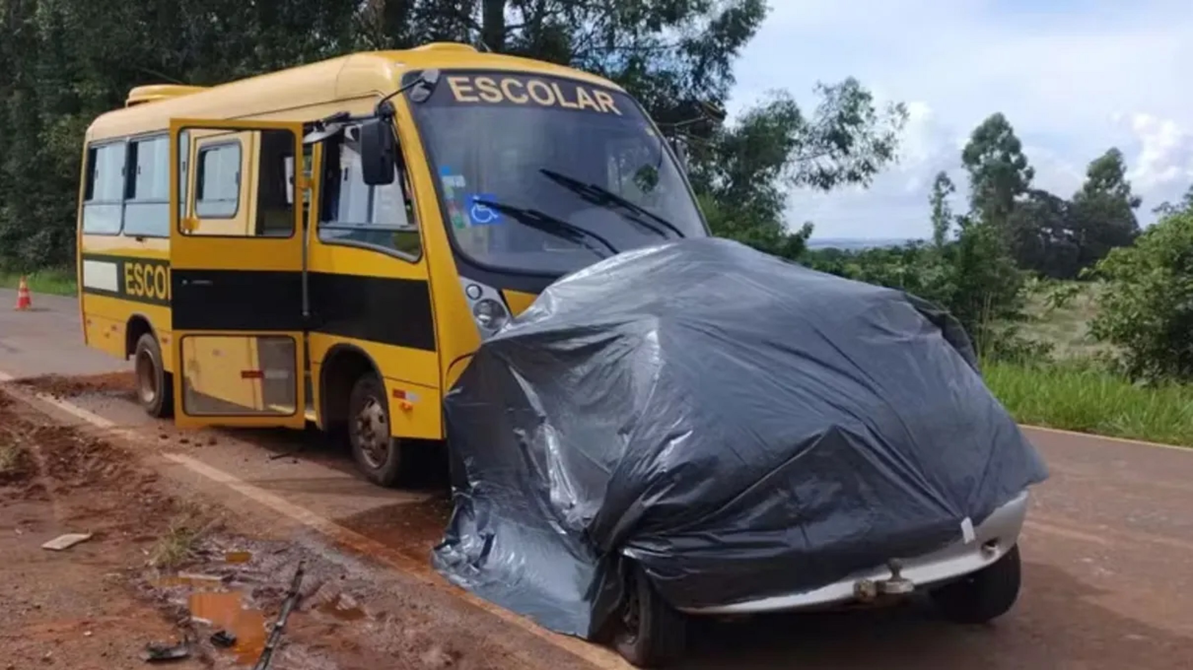 Tragédia Acidente entre ônibus escolar e carro de passeio deixa três