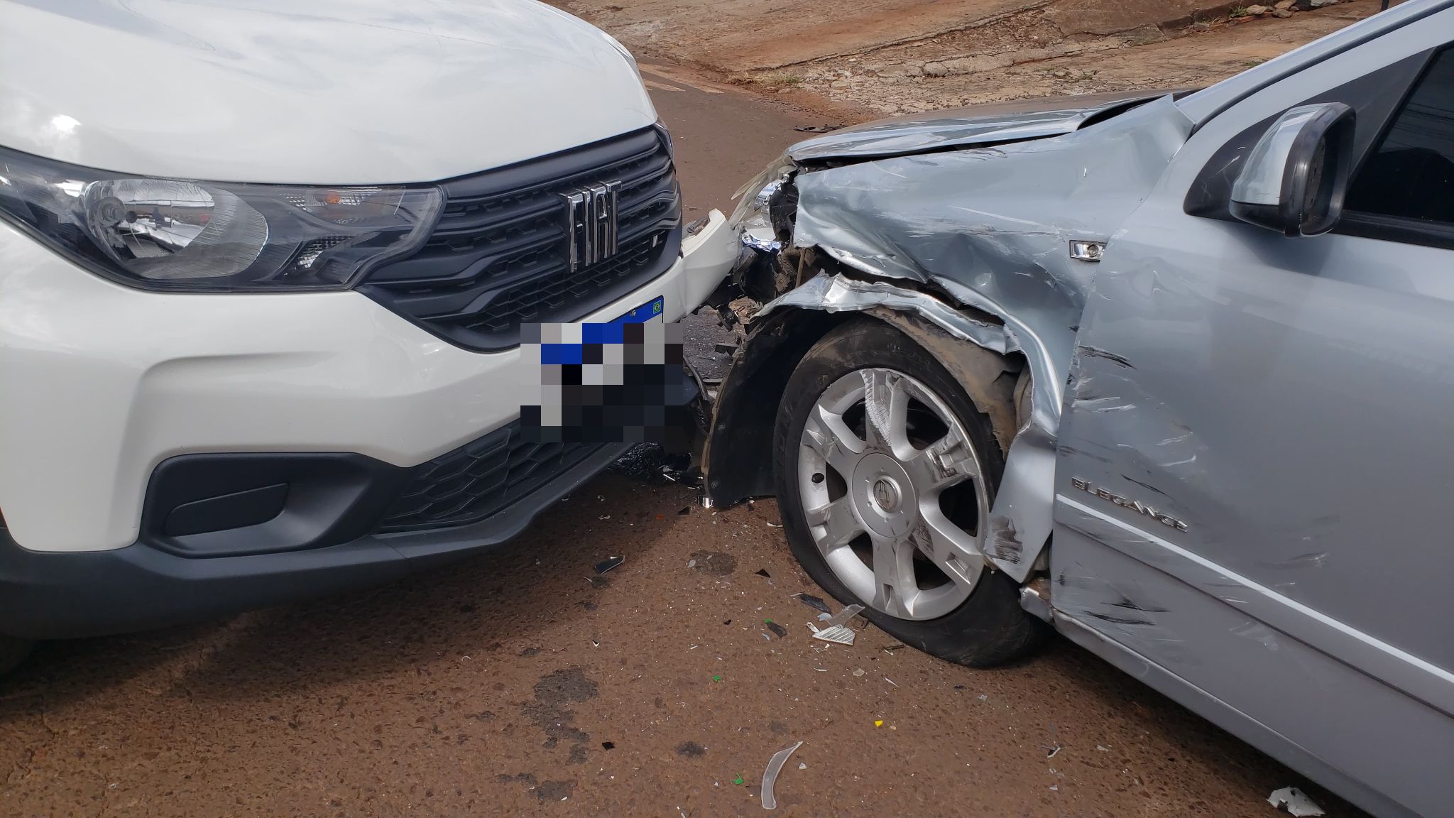 Strada e Vectra se envolvem em colisão frontal no Cataratas CGN O