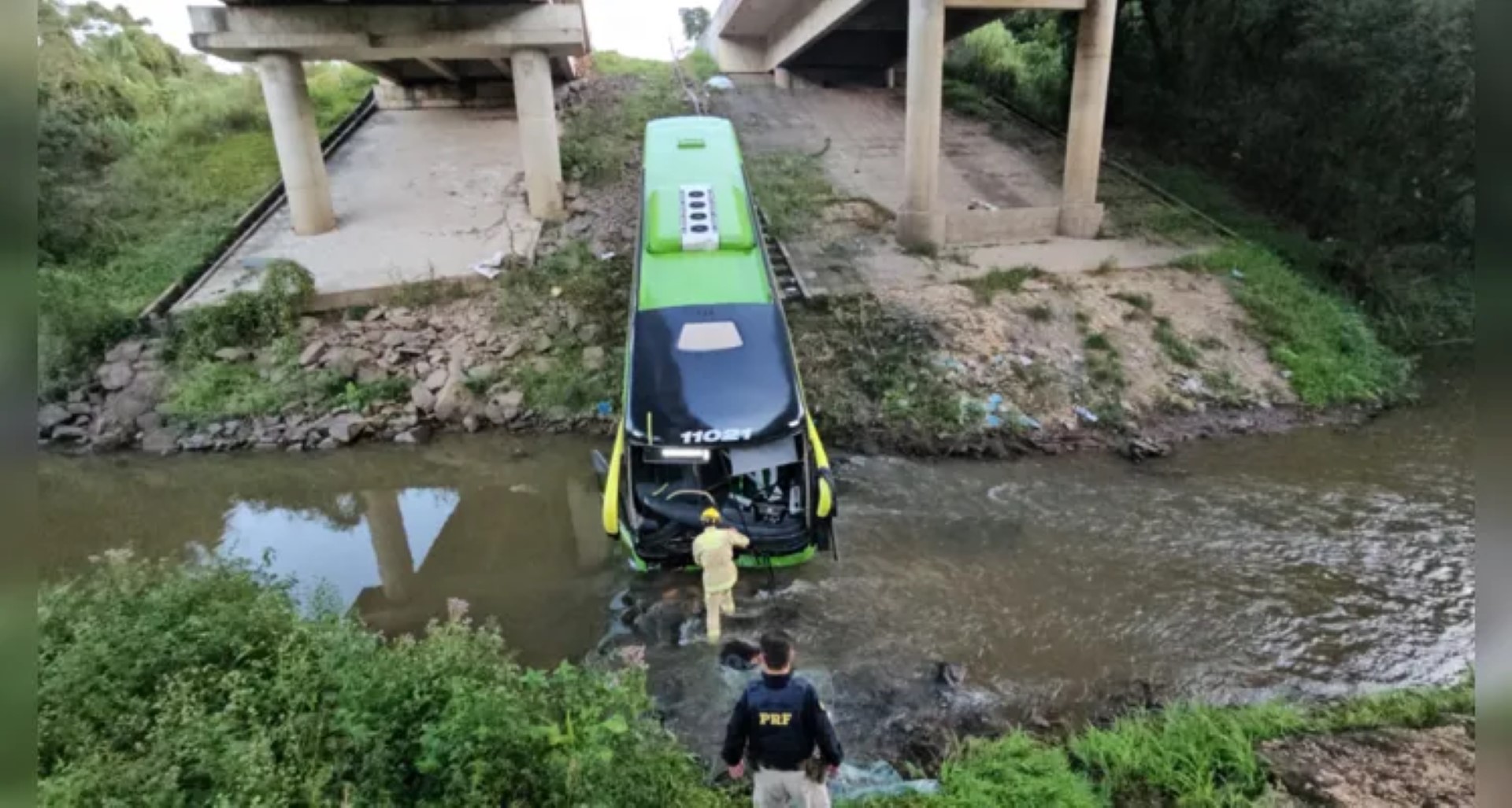 Nibus Sai Da Pista E Para Em Barranco Antes De Cair Em Rio Cgn O