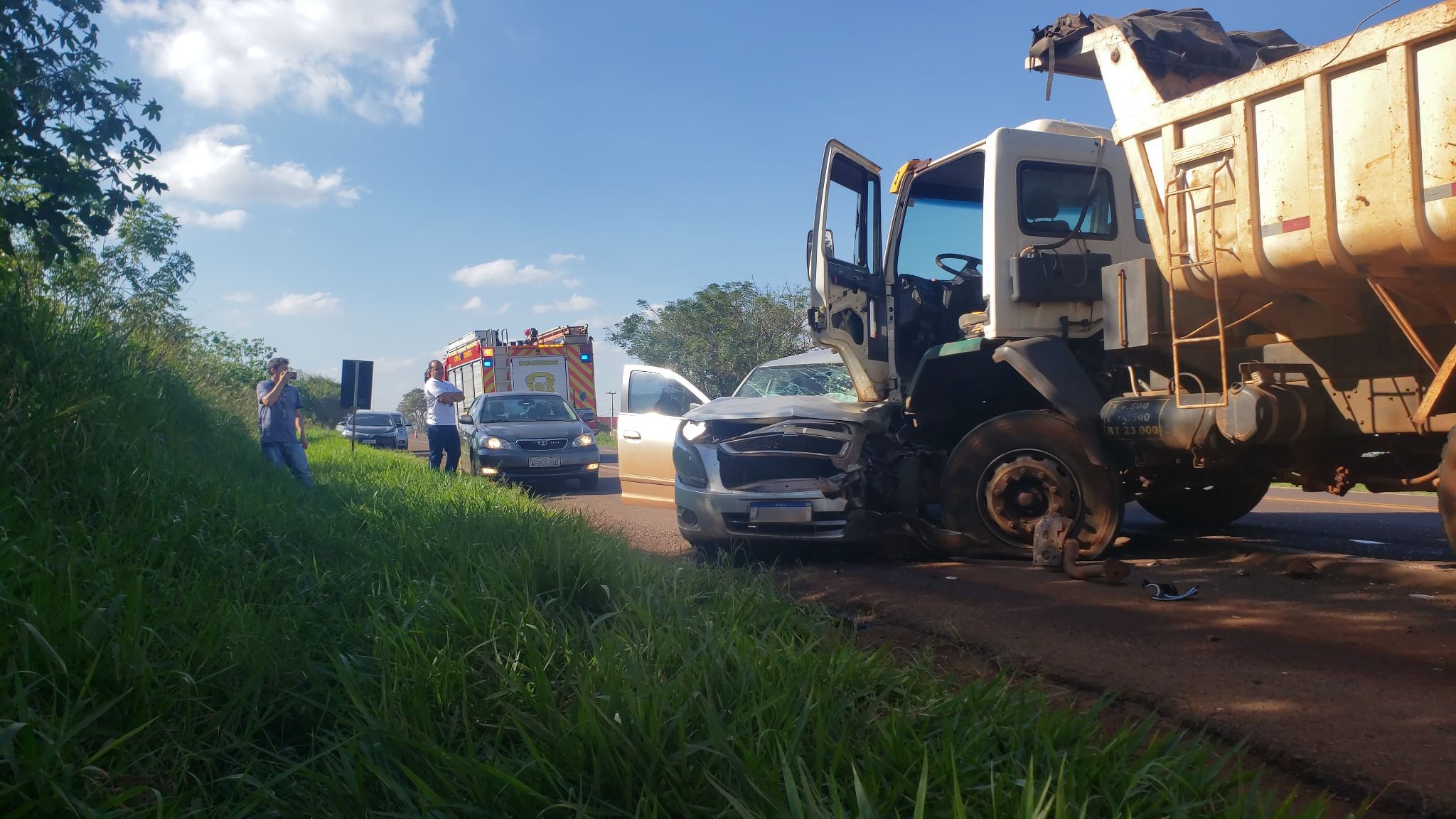 Caminh O E Dois Carros Se Envolvem Em Grave Acidente Na Rodovia Br