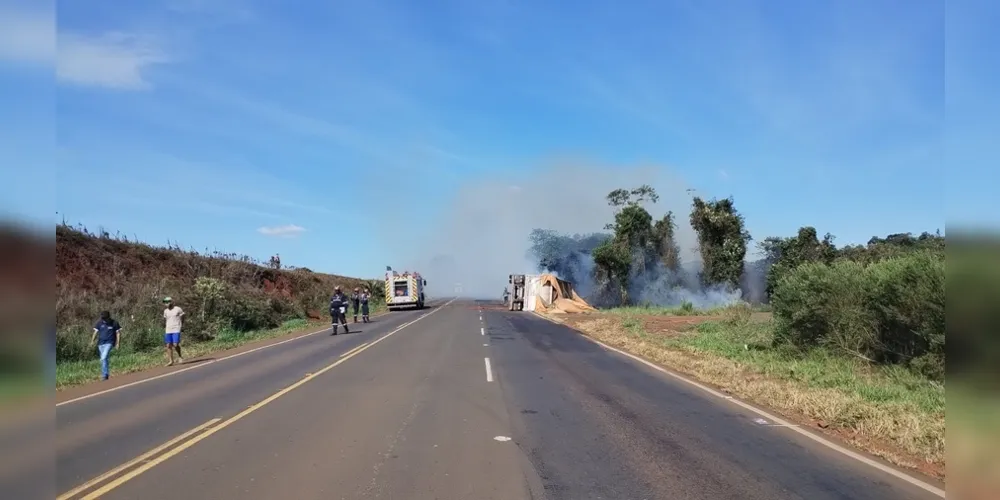 Estouro De Pneu Provoca Tombamento De Caminh O Na Pr Cgn O