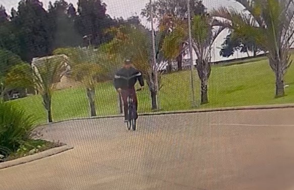 Ladr O Flagrado Furtando Bicicleta Em Estacionamento De Supermercado