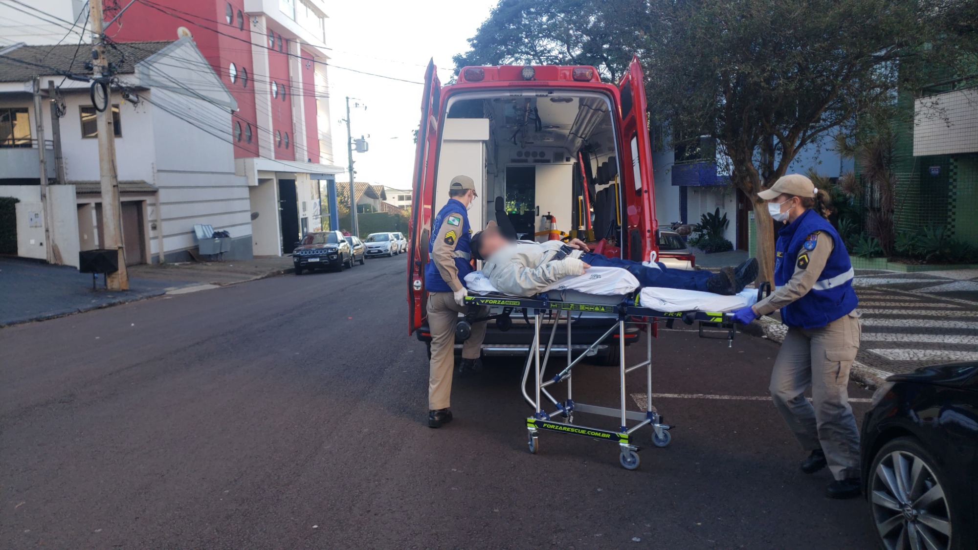 Idoso fica ferido ao cair na calçada na Rua Visconde do Rio Branco