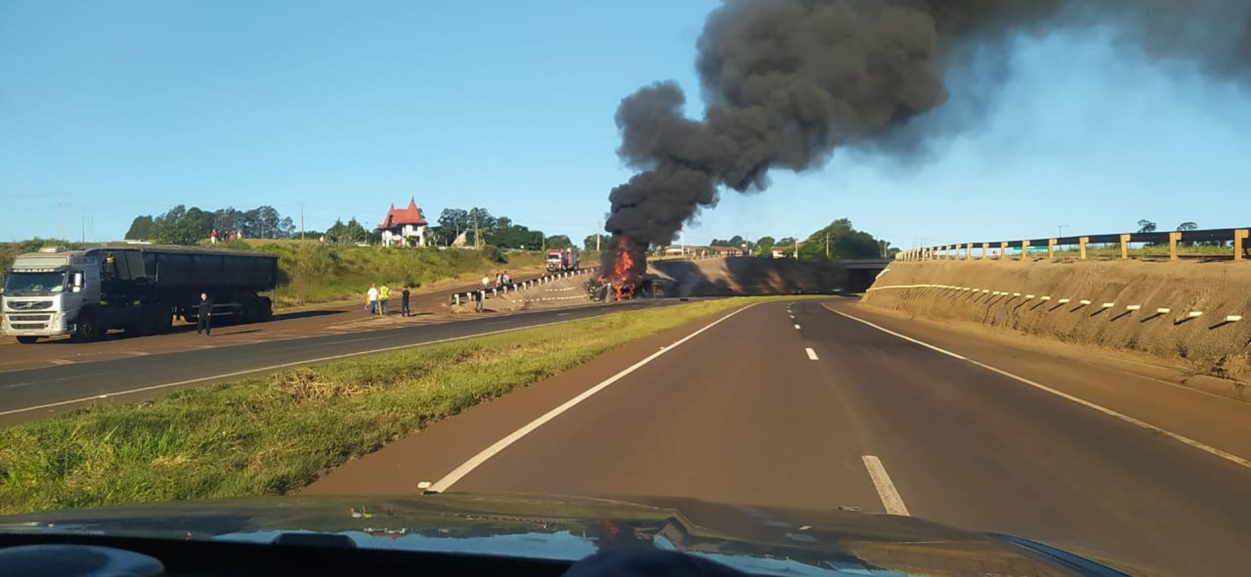 Incêndio de grandes proporções carreta tomba e pega fogo na saída do