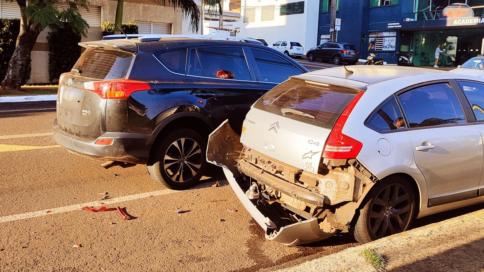 Para não atropelar gato motorista desvia e atinge C4 estacionado CGN