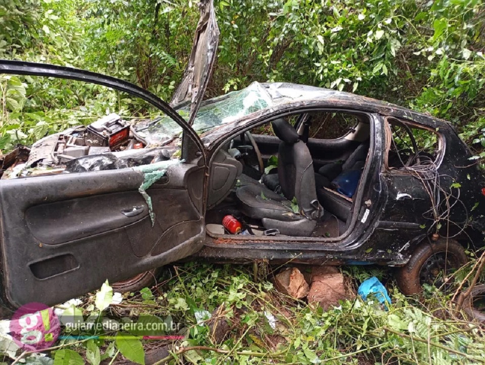 Carro cai em ribanceira e condutora é resgatada pelo Corpo de Bombeiros