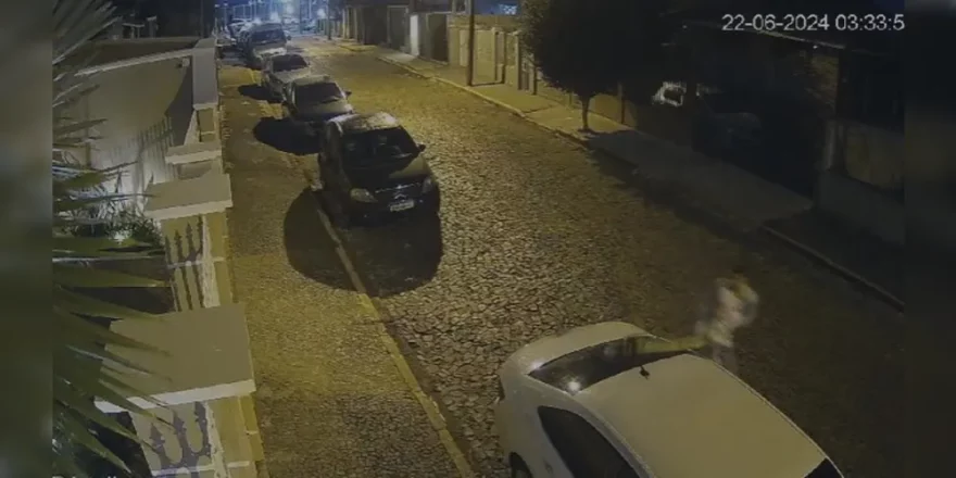 Bem Louco Homem Atira Porrete Contra Vidro De Ve Culo E Foge Na