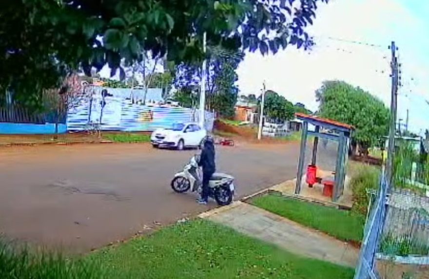 Vídeo mostra motociclista sofrendo queda ao desviar de carro no