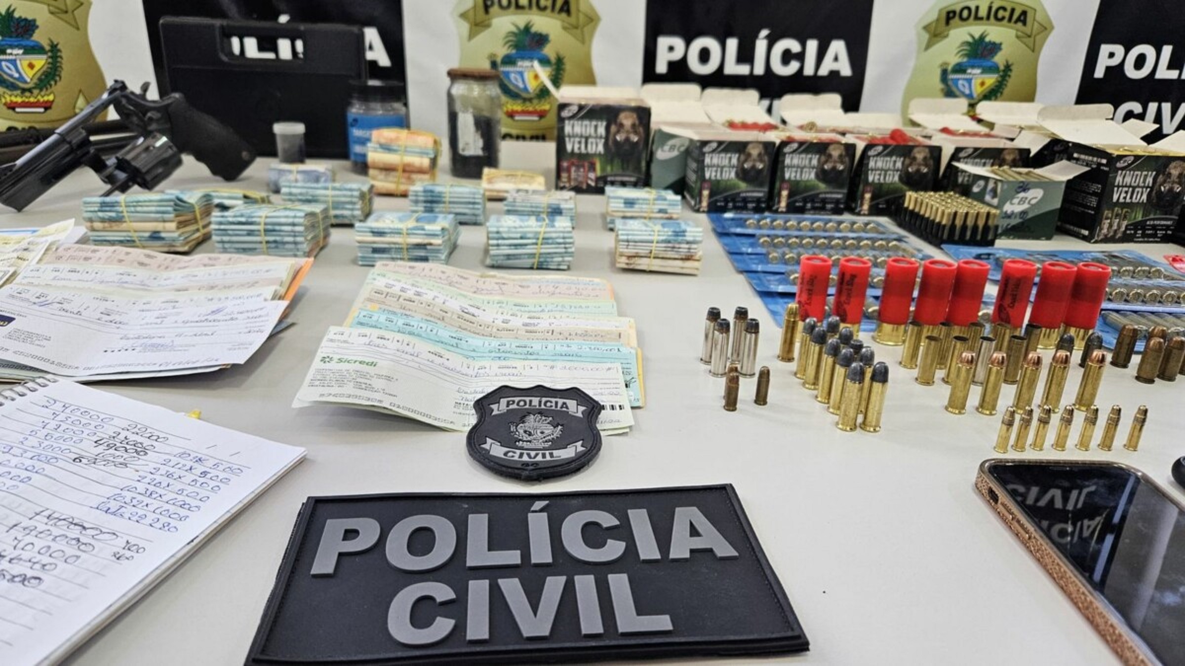 Pol Cia Civil Apreende Arsenal De Armas E Muni Es Em Opera O Contra