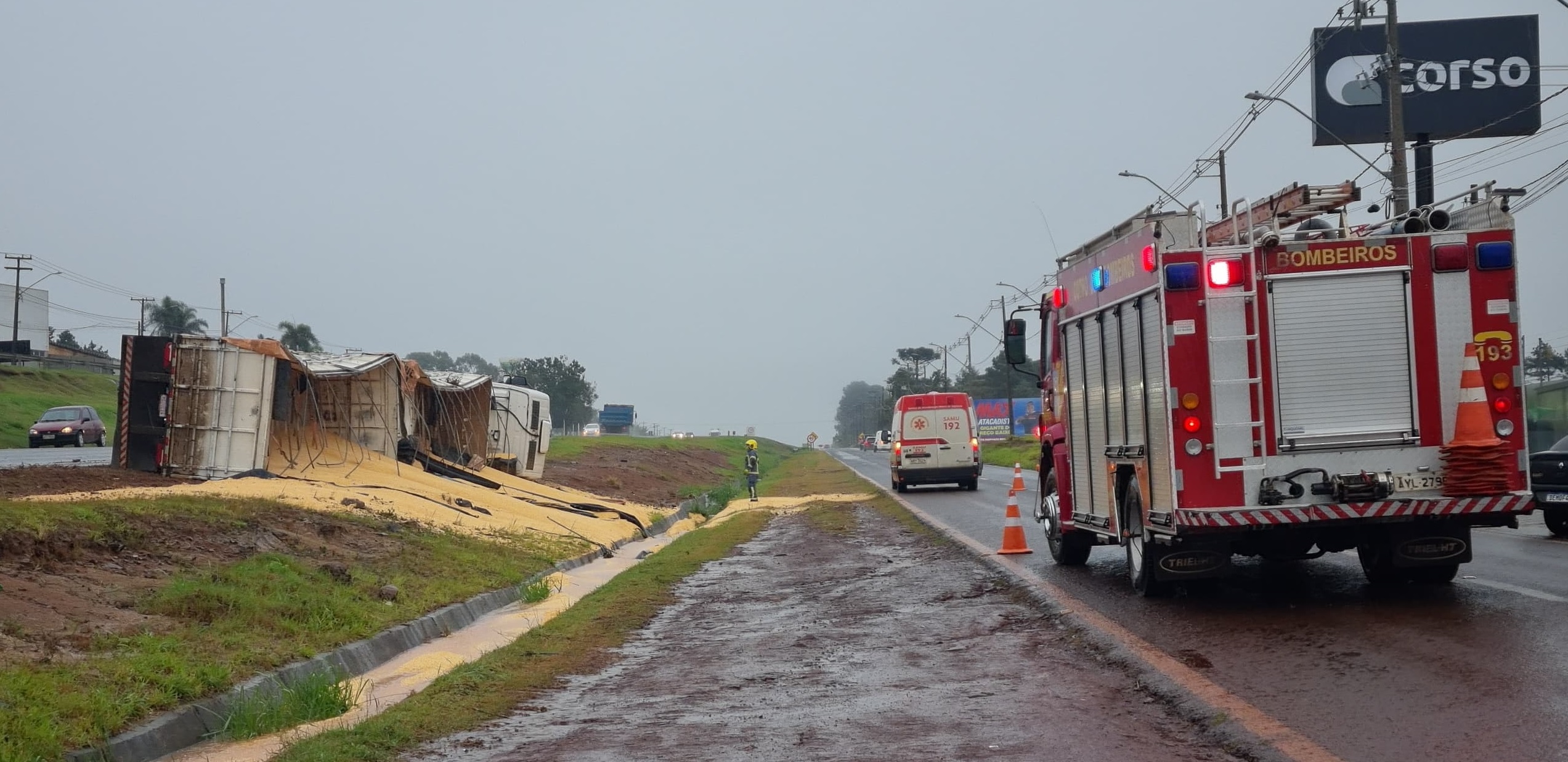 Caminhoneiro fica ferido após tombar carreta carregada milho na BR