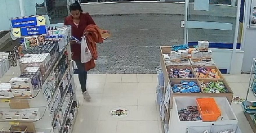 Mulher é flagrada furtando produtos em farmácia no Santa Cruz CGN O