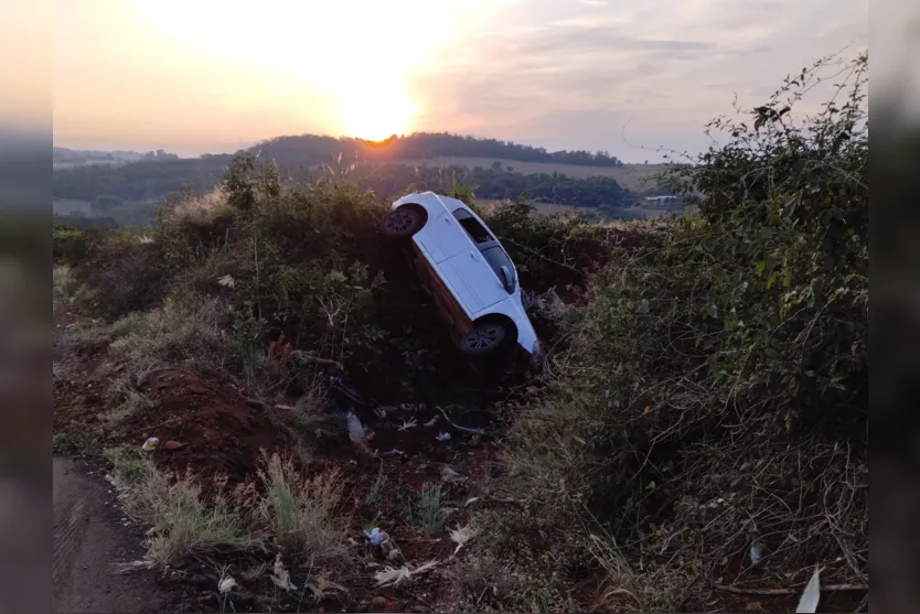 Motorista desaparecido Carro capota e é encontrado abandonado