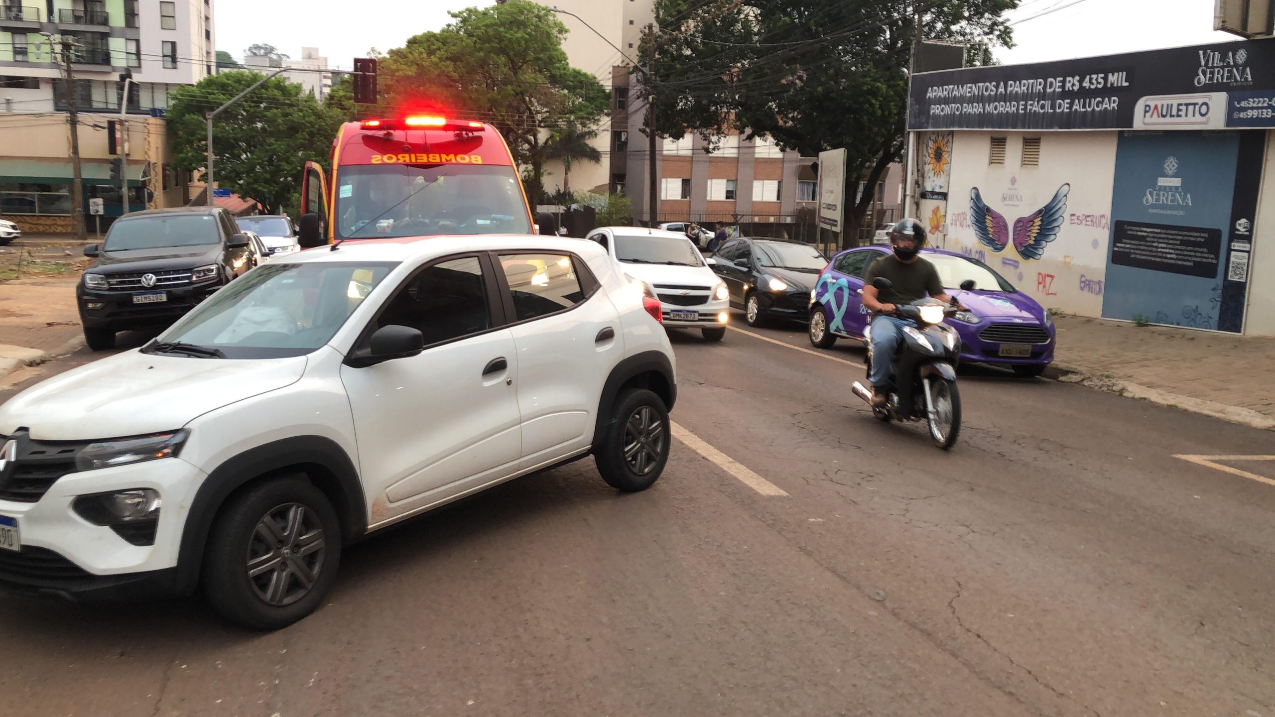 Mulher fica ferida em acidente de trânsito na Rua Manoel Ribas CGN