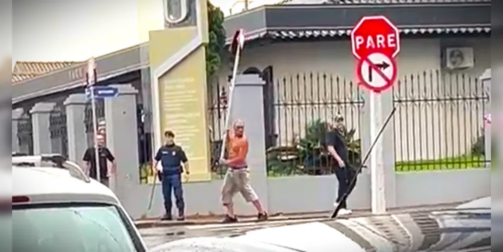 Homem ameaça populares placa de trânsito GM é acionada CGN O