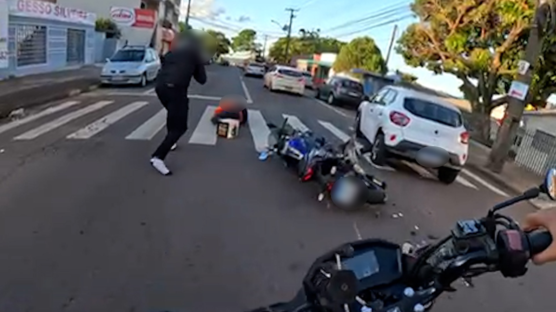 Vídeo mostra momento exato em que motociclista bate na traseira de