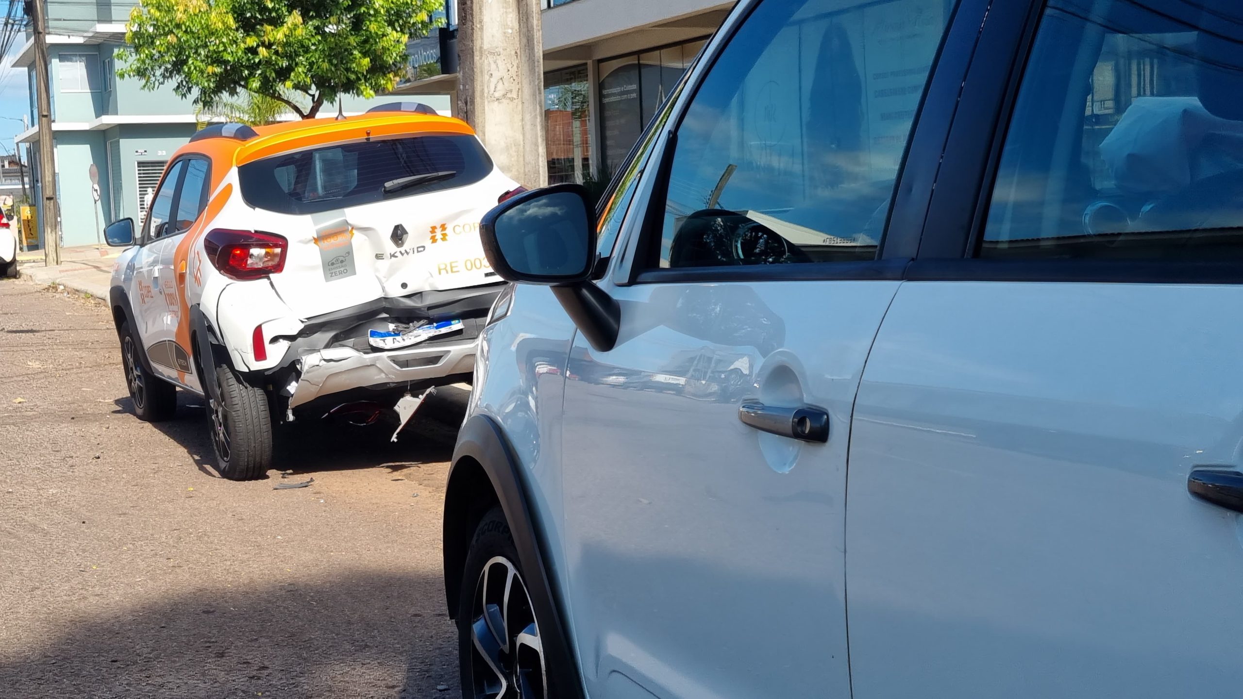 Quatro Carro Se Envolvem Em Colis O No Bairro Maria Luiza Cgn O