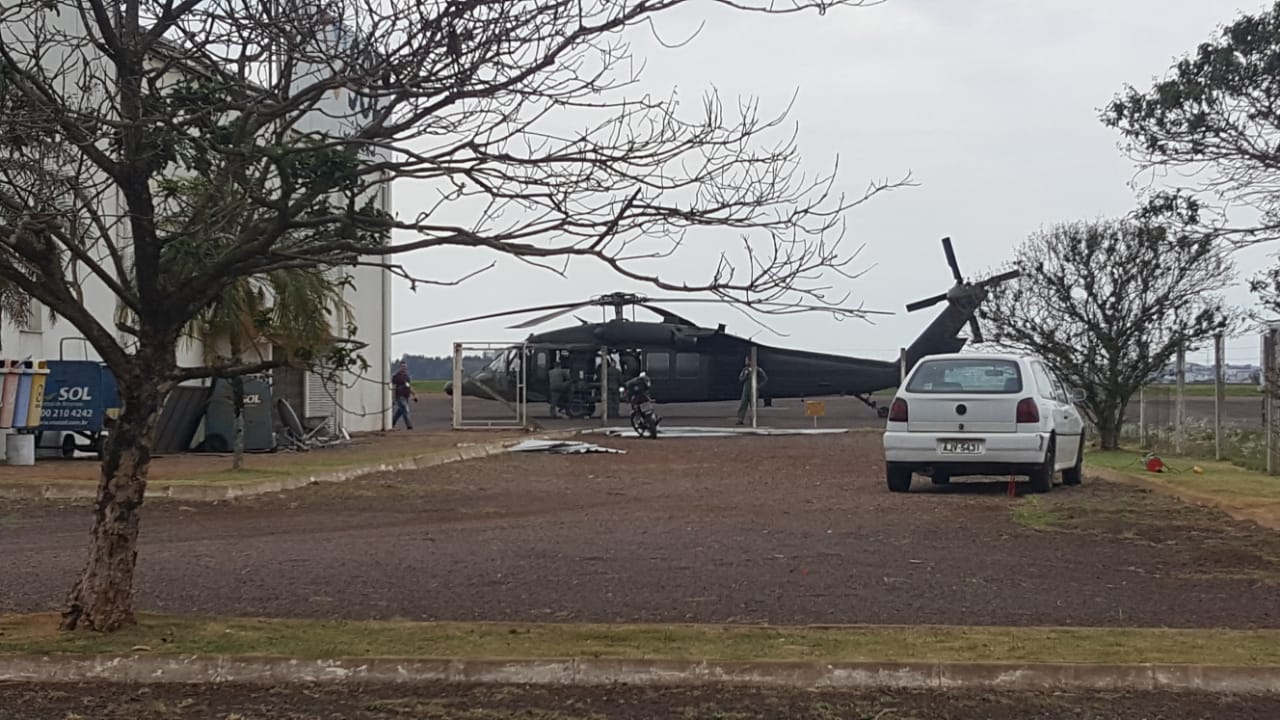 Helicóptero da FAB chama a atenção no aeroporto de Cascavel