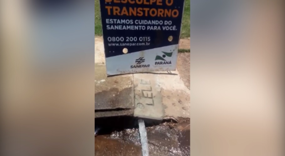 Imagem referente a Com placa de alerta para o vazamento, moradores fazem reclamação da Sanepar
