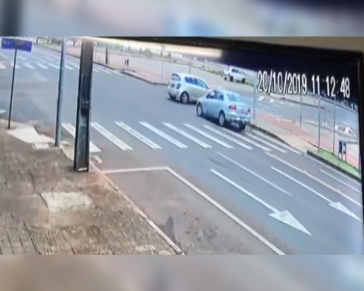 Na contramão: Câmera registra motorista atingindo poste, após atropelar ciclistas na Av. Brasil
