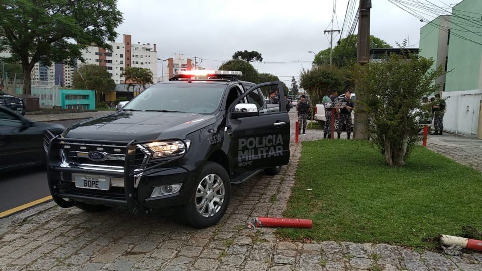 Imagem referente a Curitiba: indivíduo que estava com caminhonete roubada é baleado em confronto com a PM