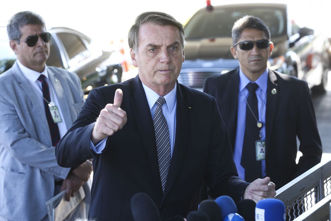 Imagem referente a Jair Bolsonaro sanciona projeto anticrime de Moro com 25 vetos