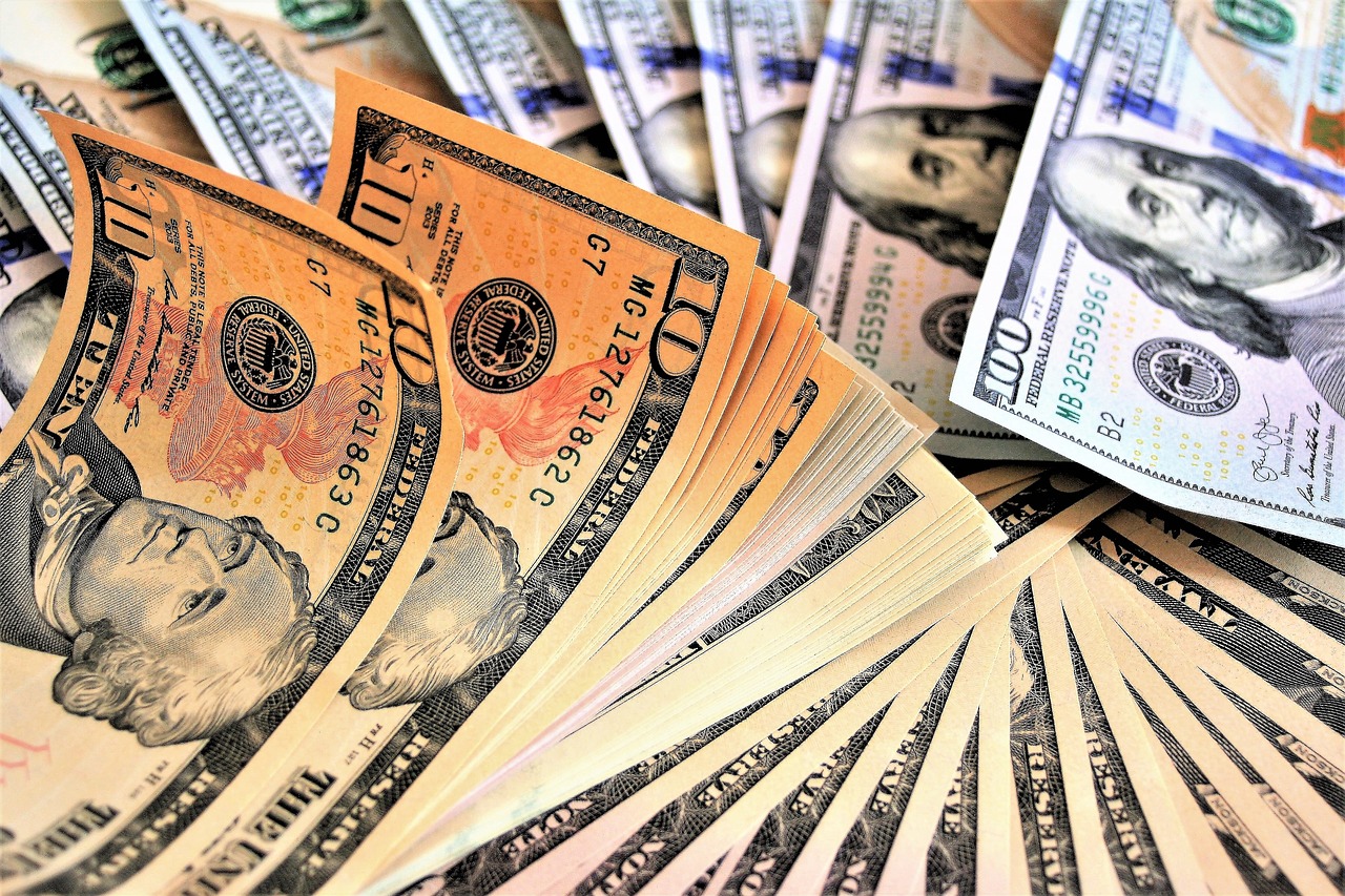 Imagem referente a Câmbio: dólar sobe mais de 1% e vai a R$ 5,57 com aversão ao risco no exterior