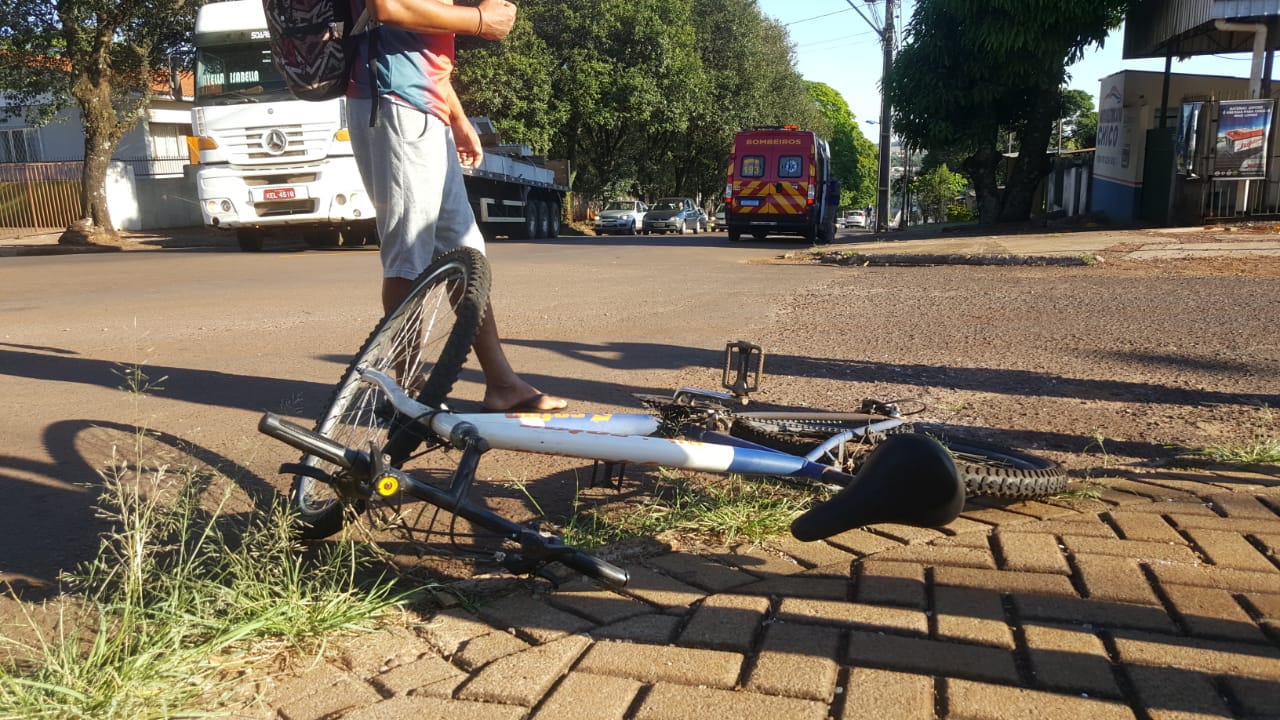 Imagem referente a Ciclista se envolve em acidente com carro na Rua Jacarezinho
