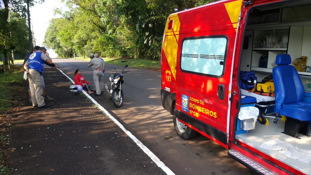 Imagem referente a Garupa de moto fica ferida em acidente na Rua Jacarezinho