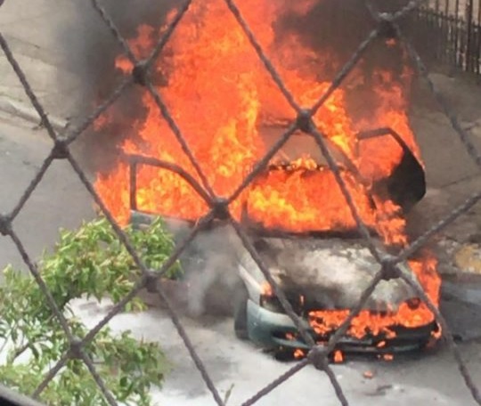 Imagem referente a Carro é destruído pelo fogo no Bairro Boa Vista, em Curitiba