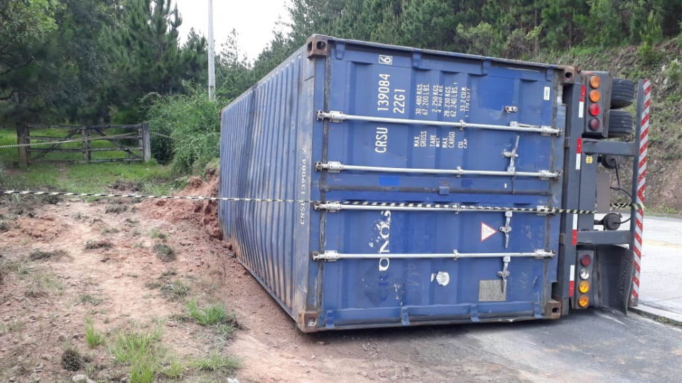 Imagem referente a Caminhão carregado com 30 toneladas tomba e motorista morre na Estrada do Itambé