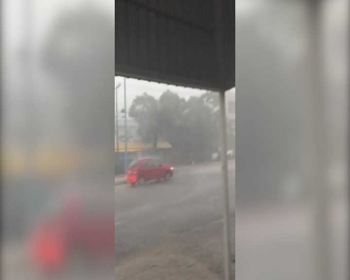 Imagem referente a Vídeo mostra forte chuva e ventania em Toledo