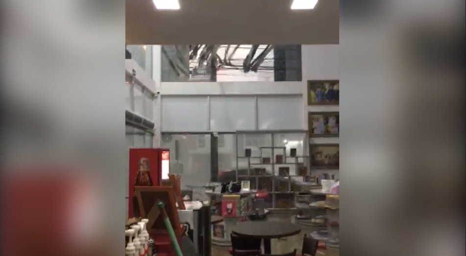 Imagem referente a Vídeo: vendaval em Toledo arranca parte de fachada de empresa