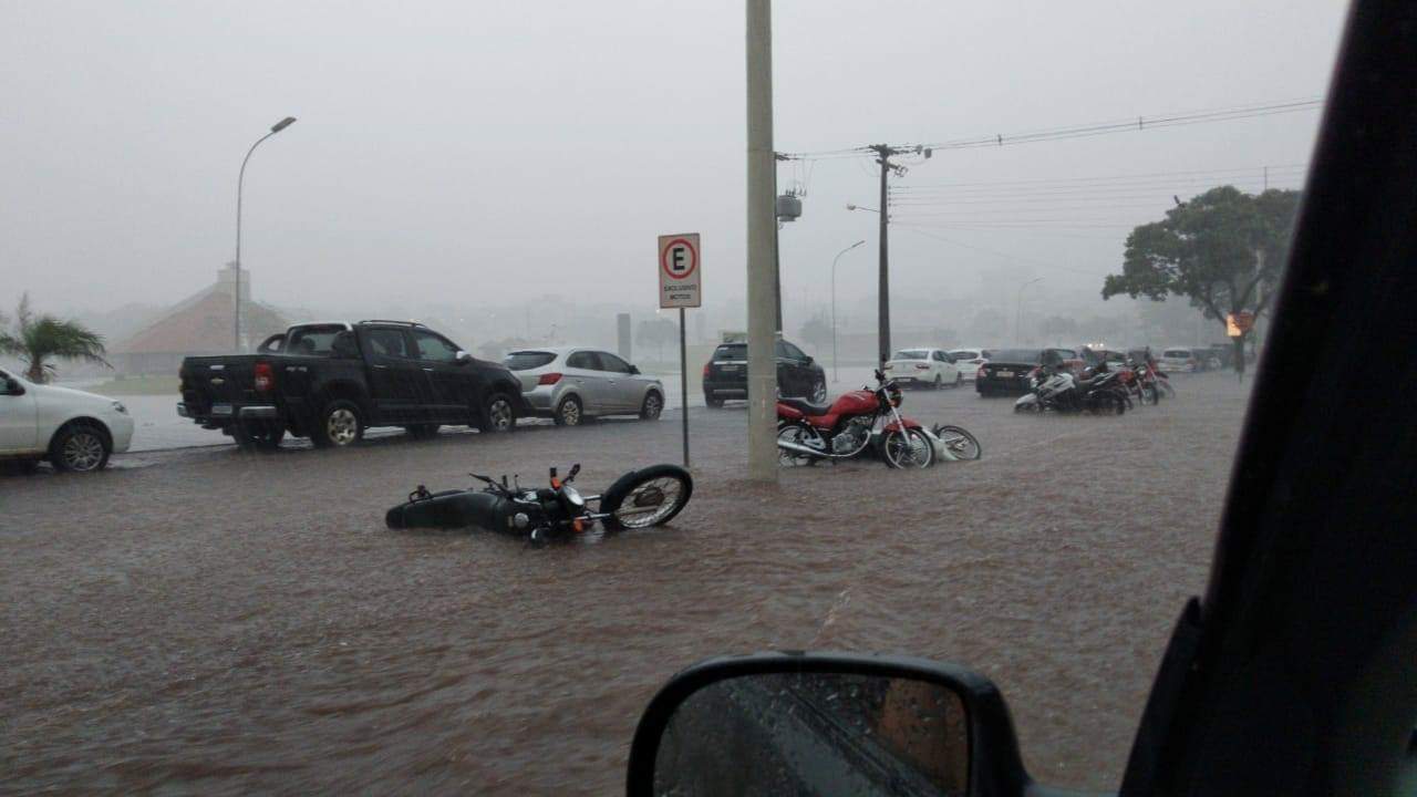 Vias perto do Lago Municipal de Toledo ficaram alagadas em temporal