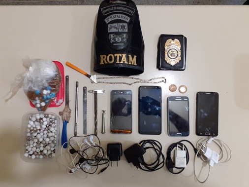 Imagem referente a Durante bate grade, polícia e agentes apreendem celulares e objetos na cadeia pública de Palmas