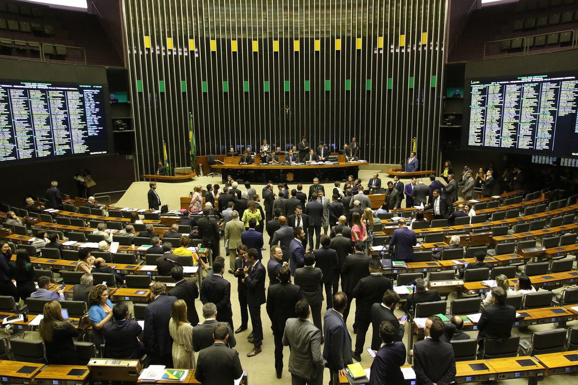 Imagem referente a Em derrota para Bolsonaro, Câmara aprova projeto de armas desidratado