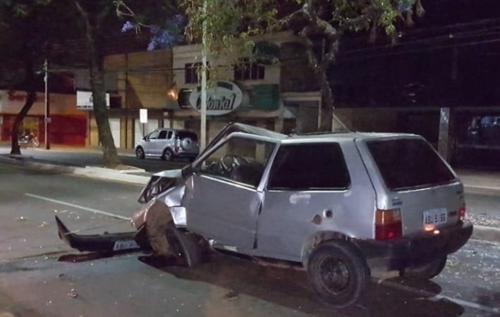 Imagem referente a Veículo fica destruído após colisão com árvore em Ponta Grossa
