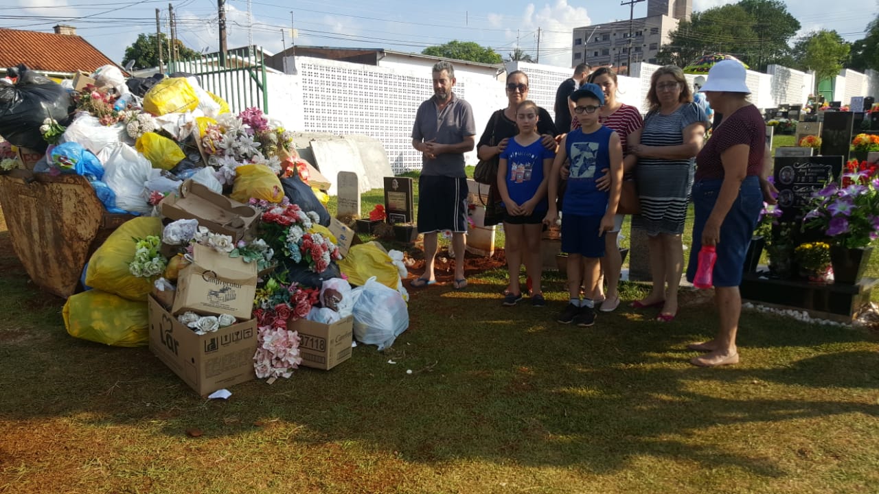Imagem referente a Após 10 dias do sepultamento, família encontra caçamba de lixo em cima de túmulo de Pierre Nathan