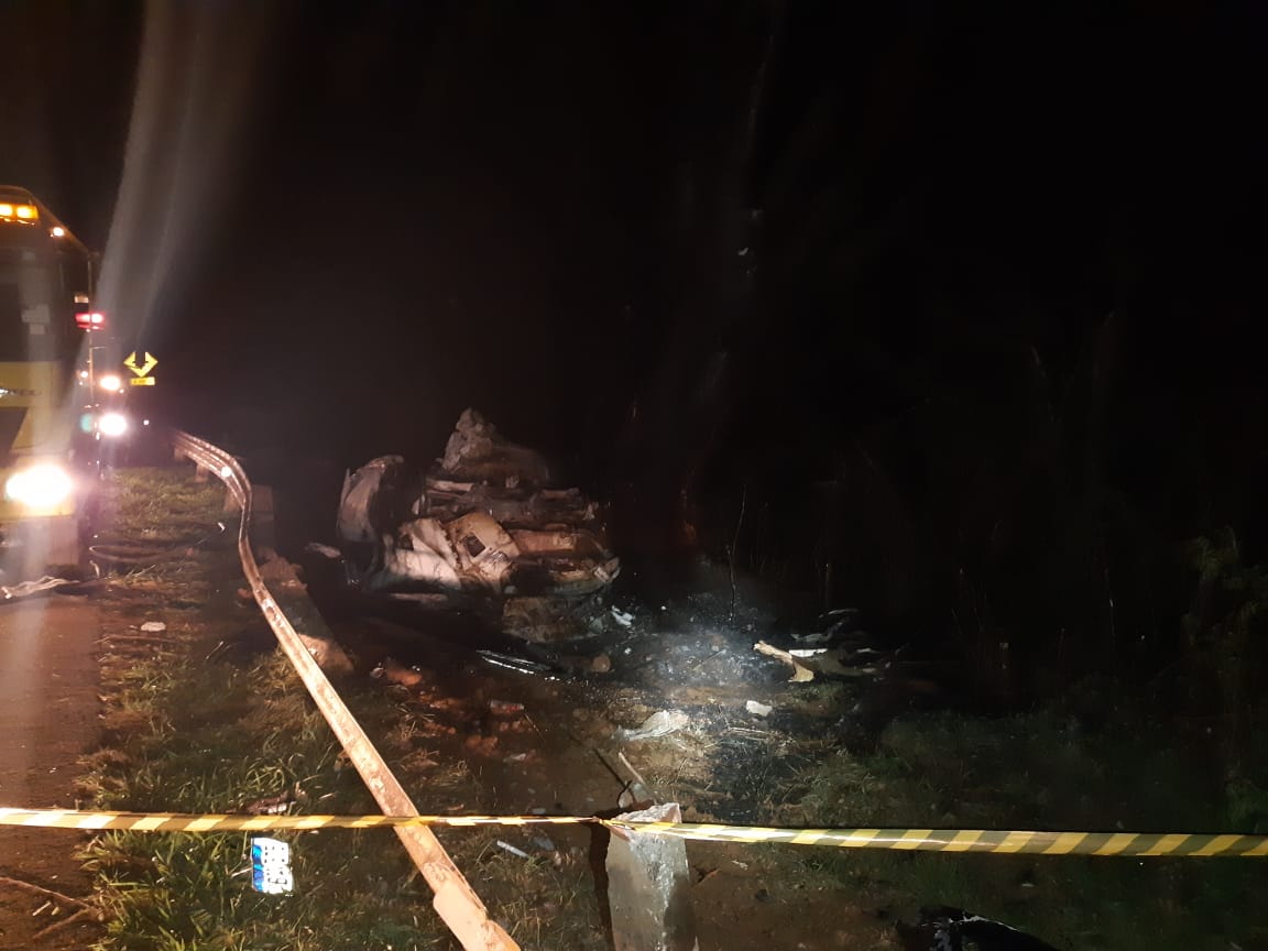 Imagem referente a Duas pessoas morrem carbonizadas após BMW atingir árvore e pegar fogo na BR-277