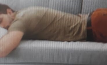 Imagem referente a Rondonense chega em casa e se depara com homem dormindo no sofá