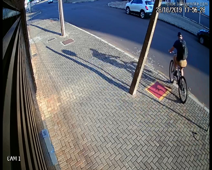 Imagem referente a Câmera mostra homem furtando bicicleta na Rua Paraná