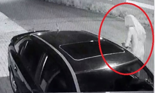 Imagem referente a Câmera mostra ladrão furtando aparelho de som de veículo, no Jardim Padovani