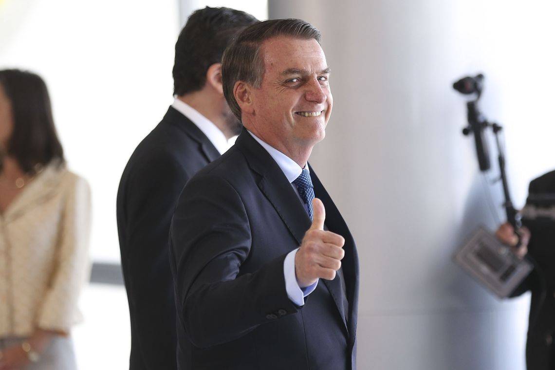 Imagem referente a Bolsonaro sobre aumento de tarifas por Trump: Paulo Guedes deve estar ligando lá