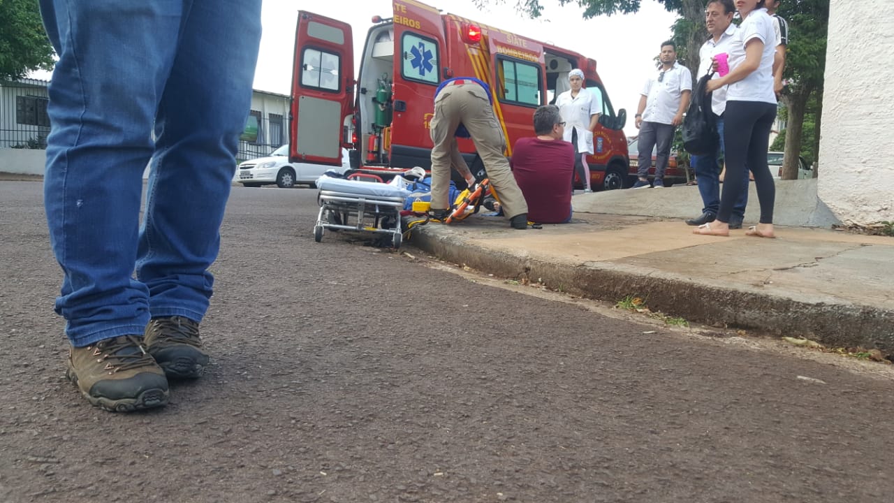 Imagem referente a Homem ferido é socorrido na Rua Visconde de Guarapuava