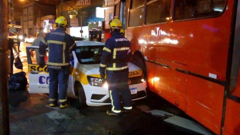 Imagem referente a Ônibus biarticulado e carro de autoescola se envolvem em acidente no Centro de Curitiba