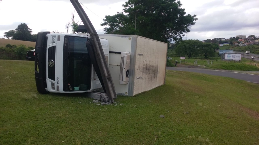 Imagem referente a Motorista perde controle e atinge poste na BR-376 em Ponta Grossa