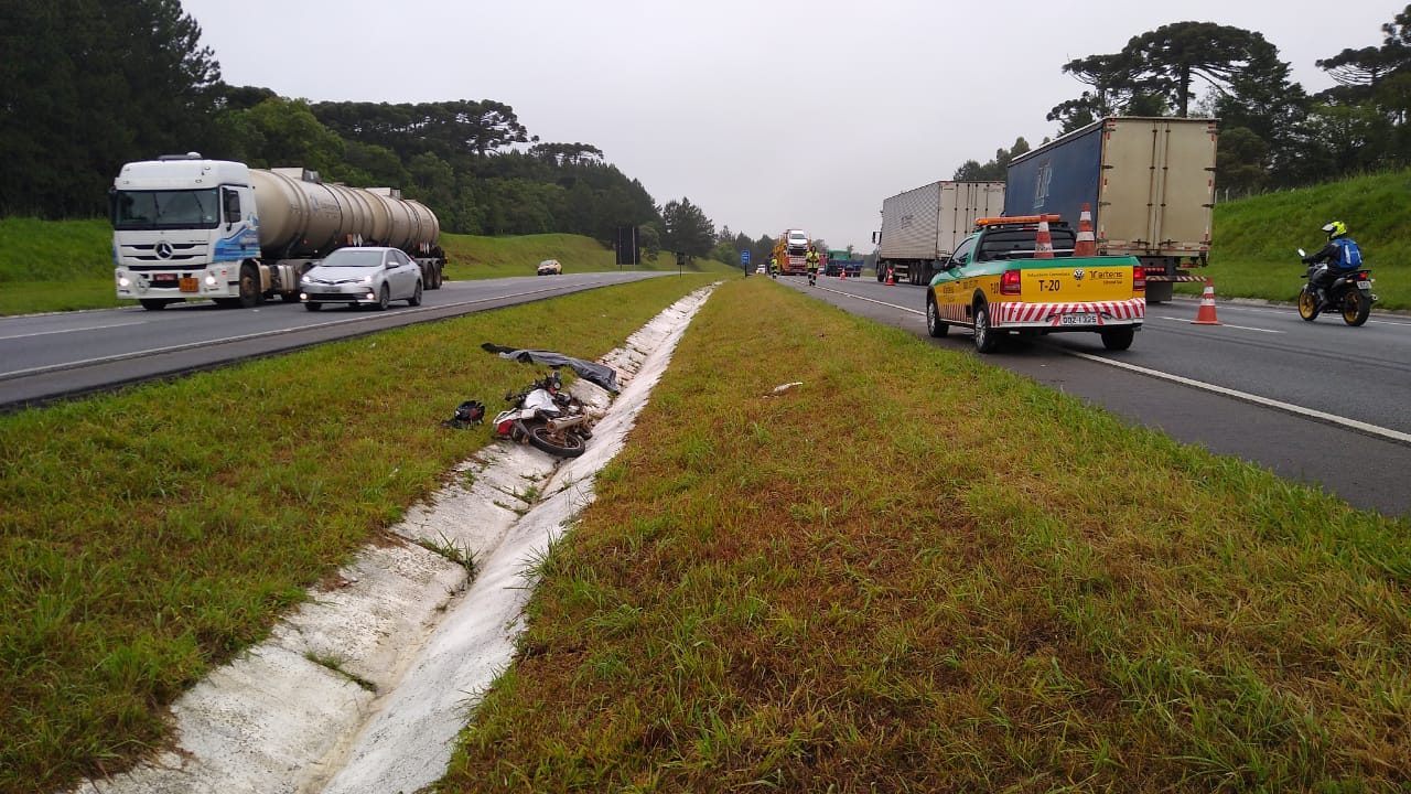 Imagem referente a Motociclista que teria invadido pista contrária morre após batida contra caminhão