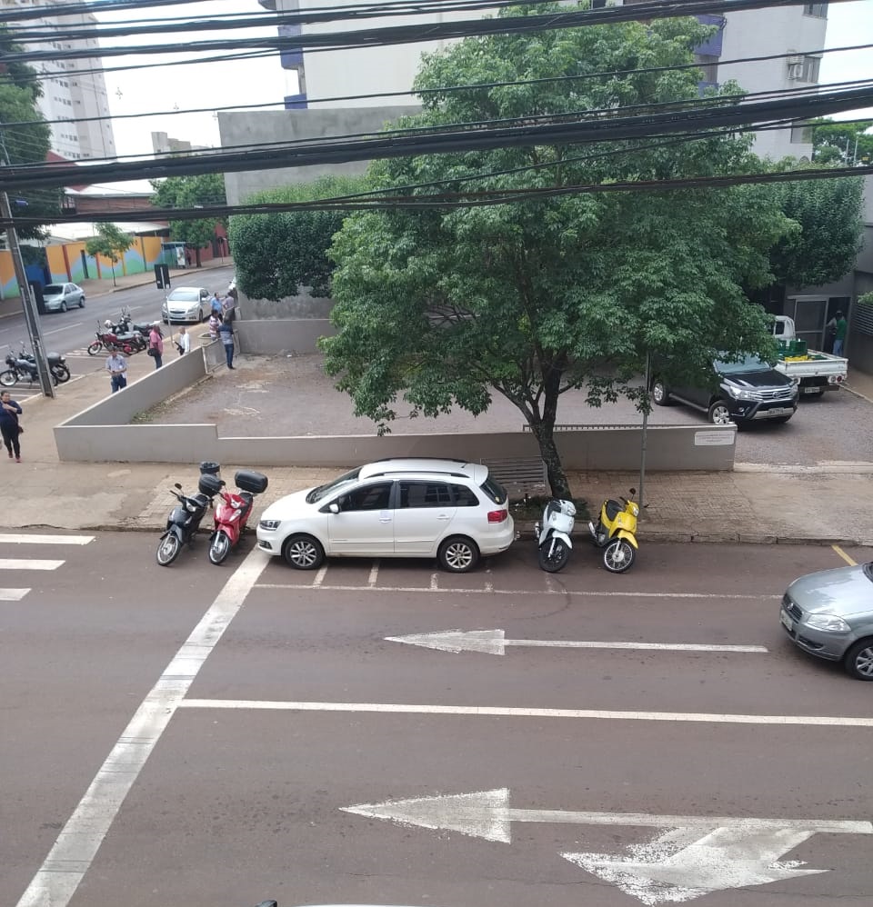 Imagem referente a Condutor de carro estaciona em vaga de motos e ‘obriga’ motociclistas a estacionarem na faixa e vaga para automóveis