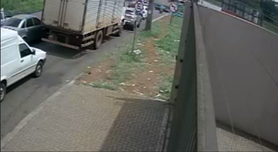 Imagem referente a Câmera mostra colisão no Viaduto da Petrocon