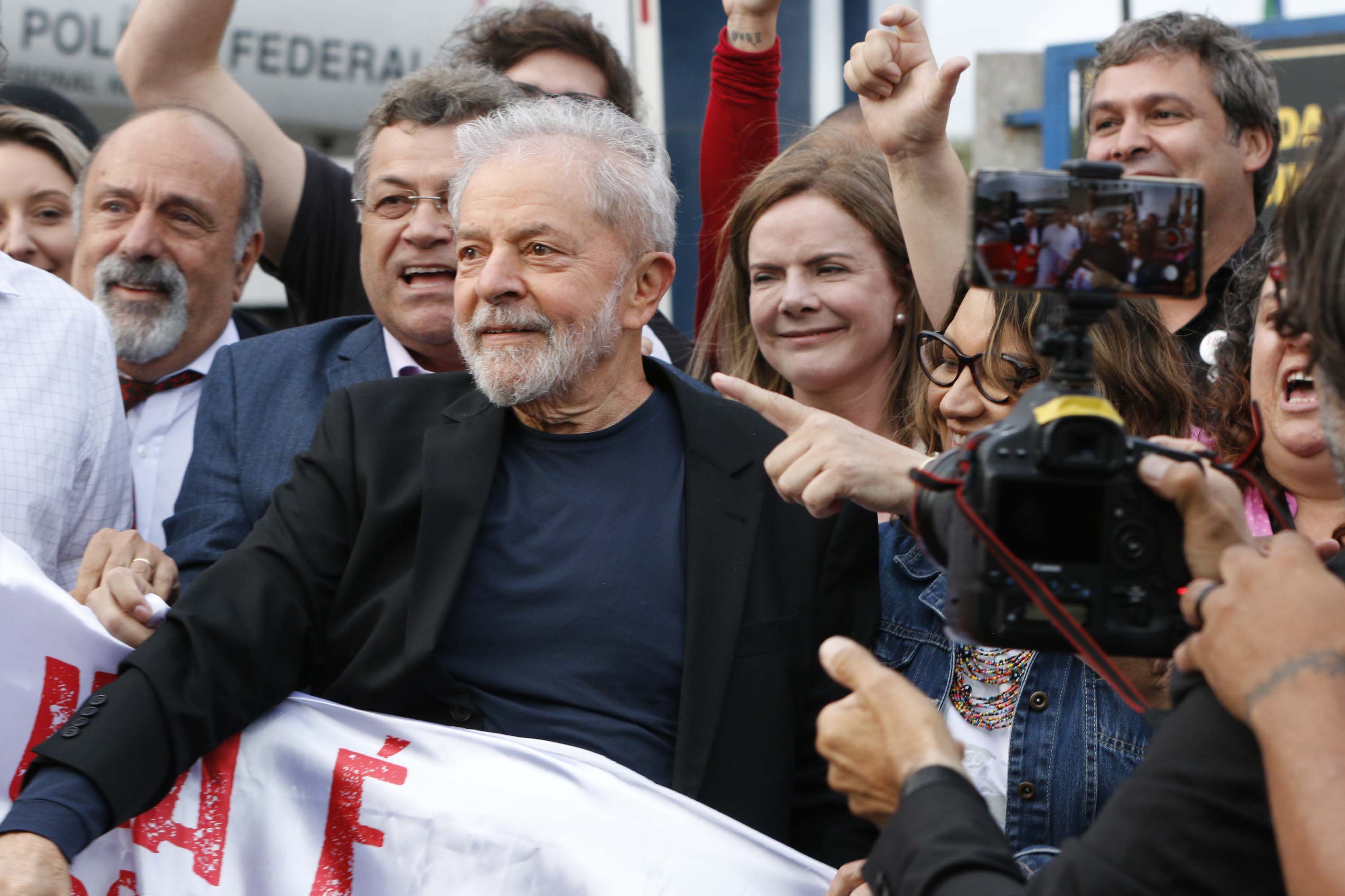 Imagem referente a Lula deixa a prisão em Curitiba